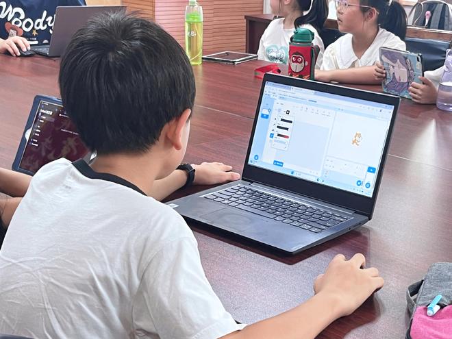 暑期课堂点亮少年梦想 狮山横塘街道新狮社区打通从受助到反哺的爱心闭环