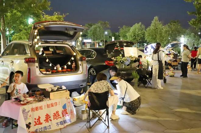 周末，中新友好图书馆“奇妙夜市”再开摊