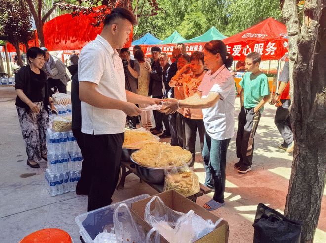 省社区科普研究会携手爱心企业为榆中受灾群众送上＂爱心餐＂